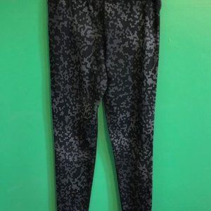 Hanes ladies Gray and Black Camouflage Workout Leggings Size Medium